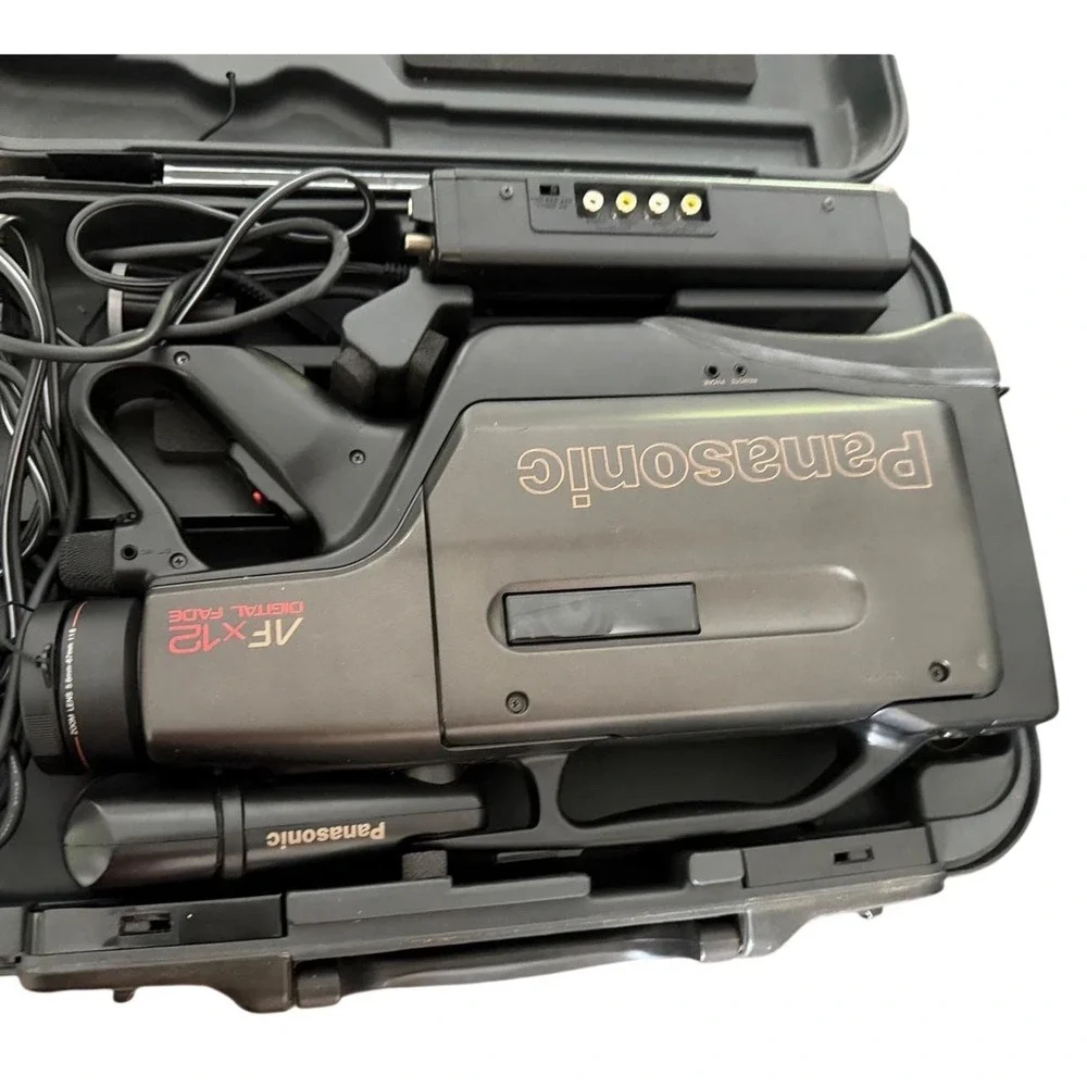 Panasonic AFx12 VHS Camcorder PV-520D w/ Case Power Adapter Tested Powers On
